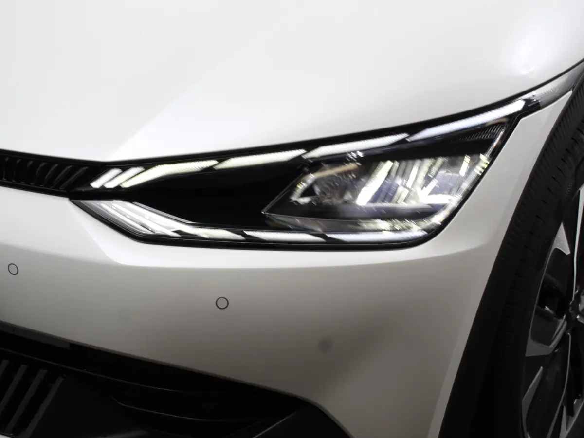 Light Edition Automaat 58 kWh Navigatie Apple Carplay Android Auto Camera Parkeersensoren achter Cruise Control Climate Control Lichtmetalen Velgen