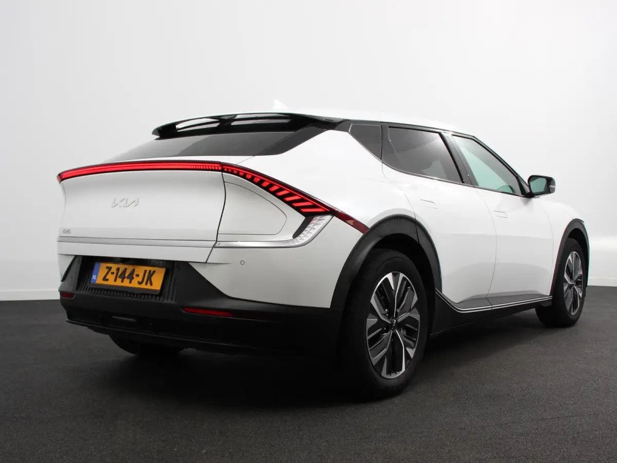Light Edition Automaat 58 kWh Navigatie Apple Carplay Android Auto Camera Parkeersensoren achter Cruise Control Climate Control Lichtmetalen Velgen