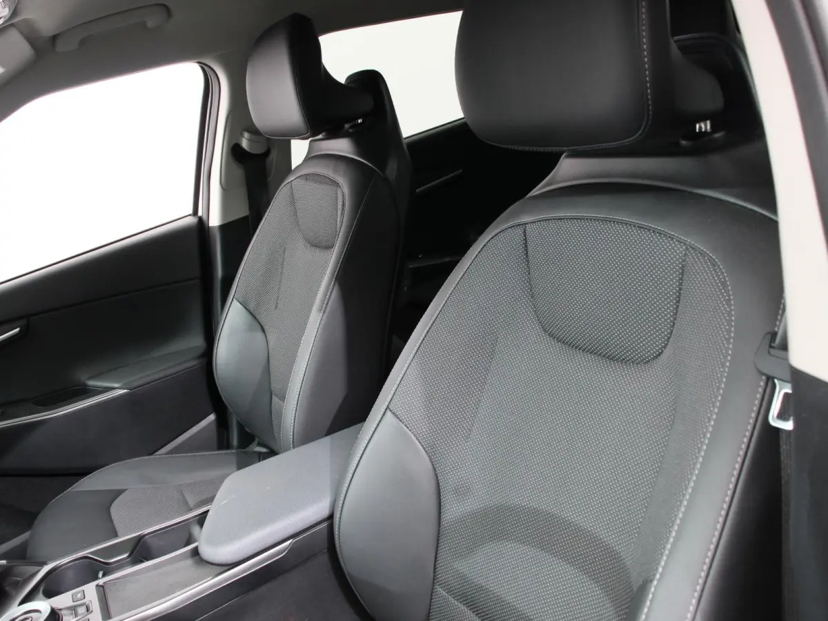 Light Edition Automaat 58 kWh Navigatie Apple Carplay Android Auto Camera Parkeersensoren achter Cruise Control Climate Control Lichtmetalen Velgen