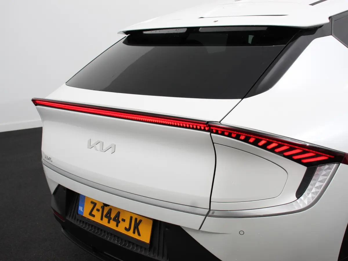 Light Edition Automaat 58 kWh Navigatie Apple Carplay Android Auto Camera Parkeersensoren achter Cruise Control Climate Control Lichtmetalen Velgen