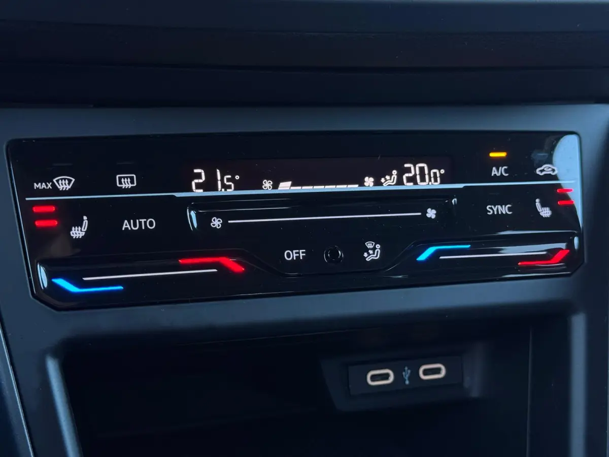 1.0 TSI R-Line DSG-7 | IQ-Light | Camera | Parksensor | Carplay | Stoelverwarming | BTW |
