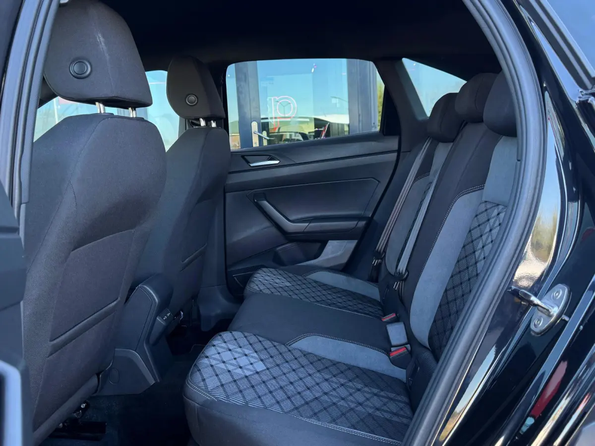 1.0 TSI R-Line DSG-7 | IQ-Light | Camera | Parksensor | Carplay | Stoelverwarming | BTW |