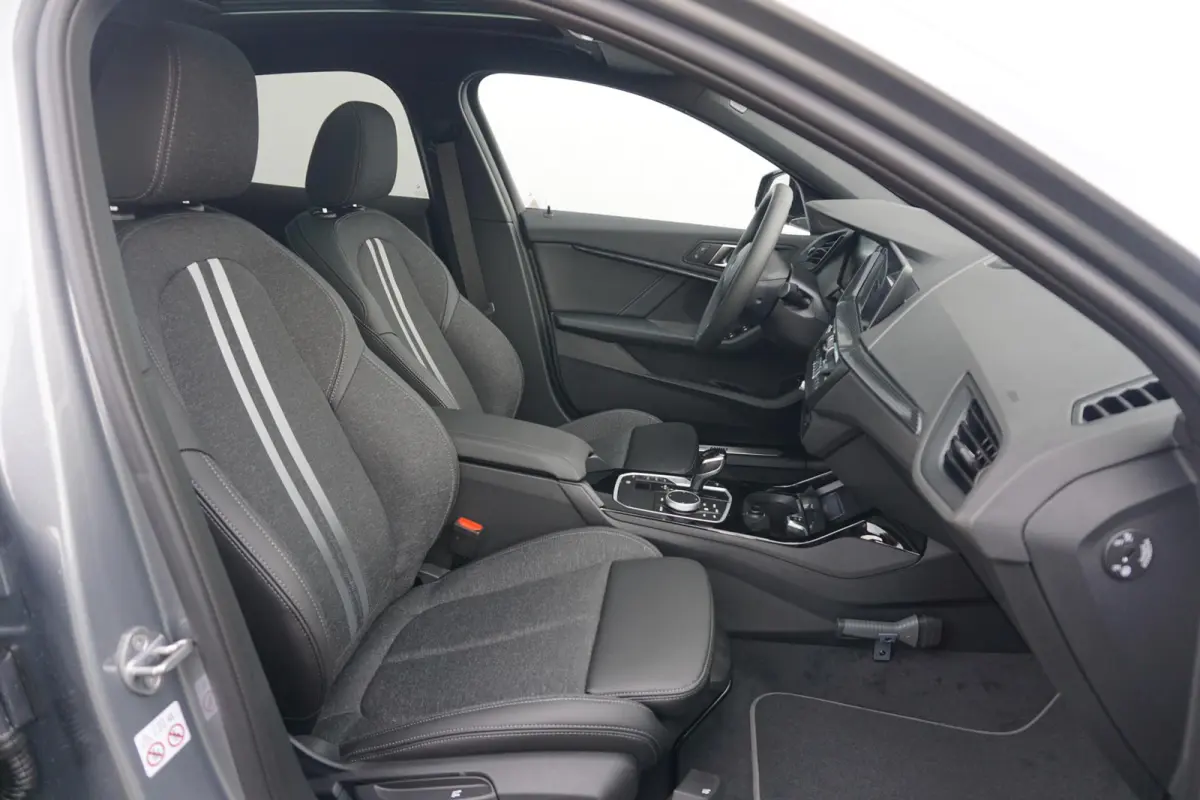 118i | Sport Line | Panoramadak | HiFi System | Voorstoelen en Stuurwielrand verwarmd | Trekhaak | Achteruitrijcamera