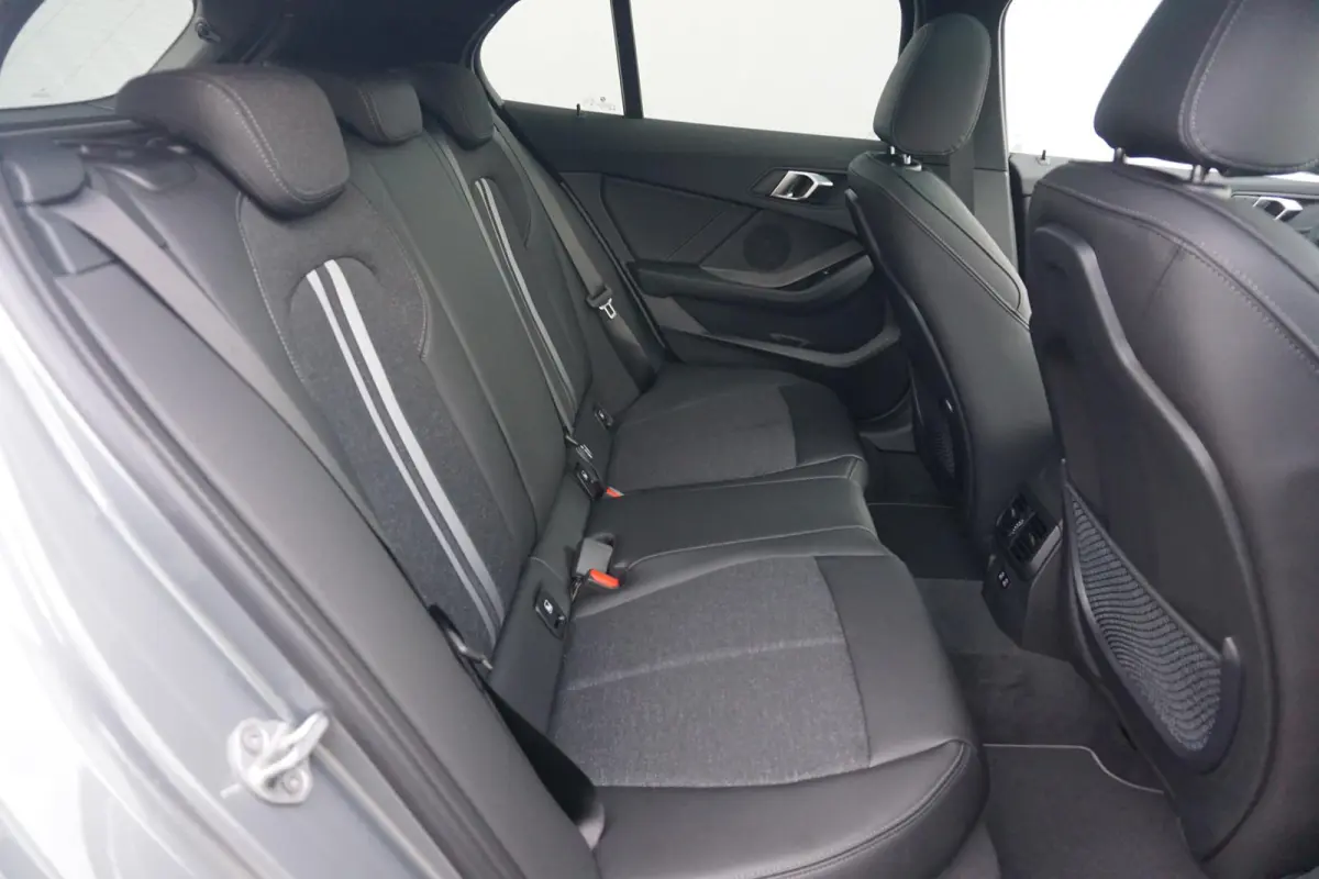 118i | Sport Line | Panoramadak | HiFi System | Voorstoelen en Stuurwielrand verwarmd | Trekhaak | Achteruitrijcamera