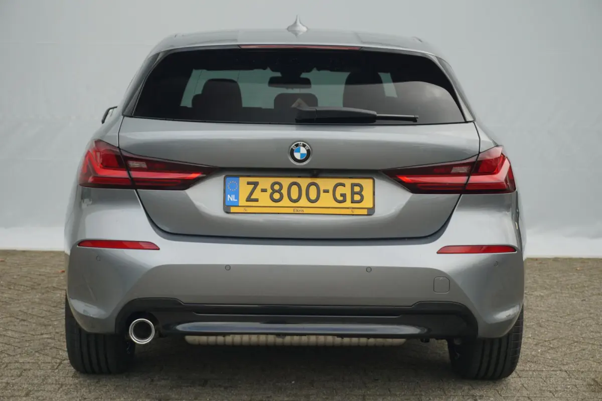 118i | Sport Line | Panoramadak | HiFi System | Voorstoelen en Stuurwielrand verwarmd | Trekhaak | Achteruitrijcamera