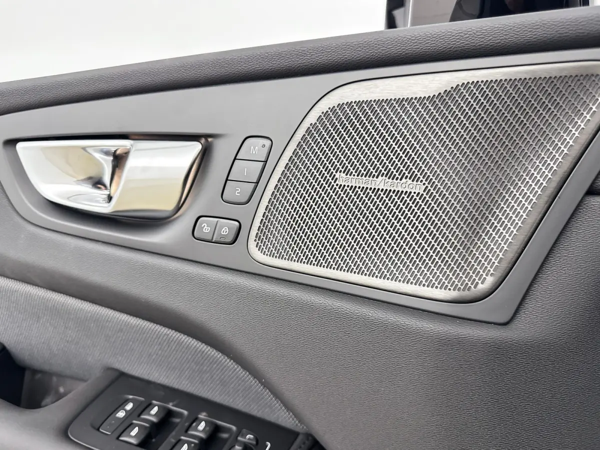 T6 Recharge Plus Black Edition | 21" | Luchtvering | Panoramadak | 360 Camera | Head-Up | Harman Kardon | Elektr. verst. Stoelen | Adaptieve Cruise | BLIS