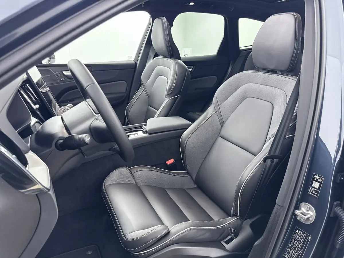 T6 Recharge Plus Black Edition | 21" | Luchtvering | Panoramadak | 360 Camera | Head-Up | Harman Kardon | Elektr. verst. Stoelen | Adaptieve Cruise | BLIS