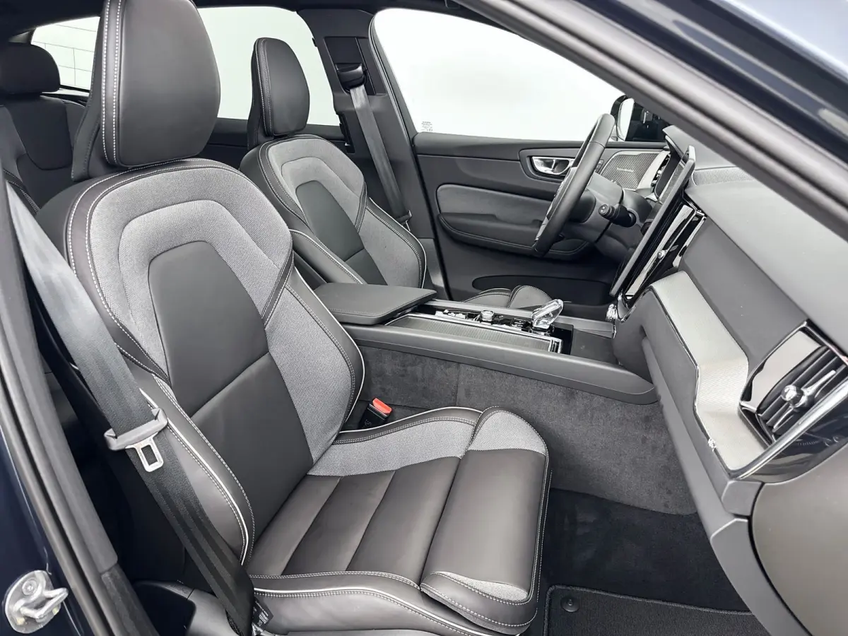 T6 Recharge Plus Black Edition | 21" | Luchtvering | Panoramadak | 360 Camera | Head-Up | Harman Kardon | Elektr. verst. Stoelen | Adaptieve Cruise | BLIS
