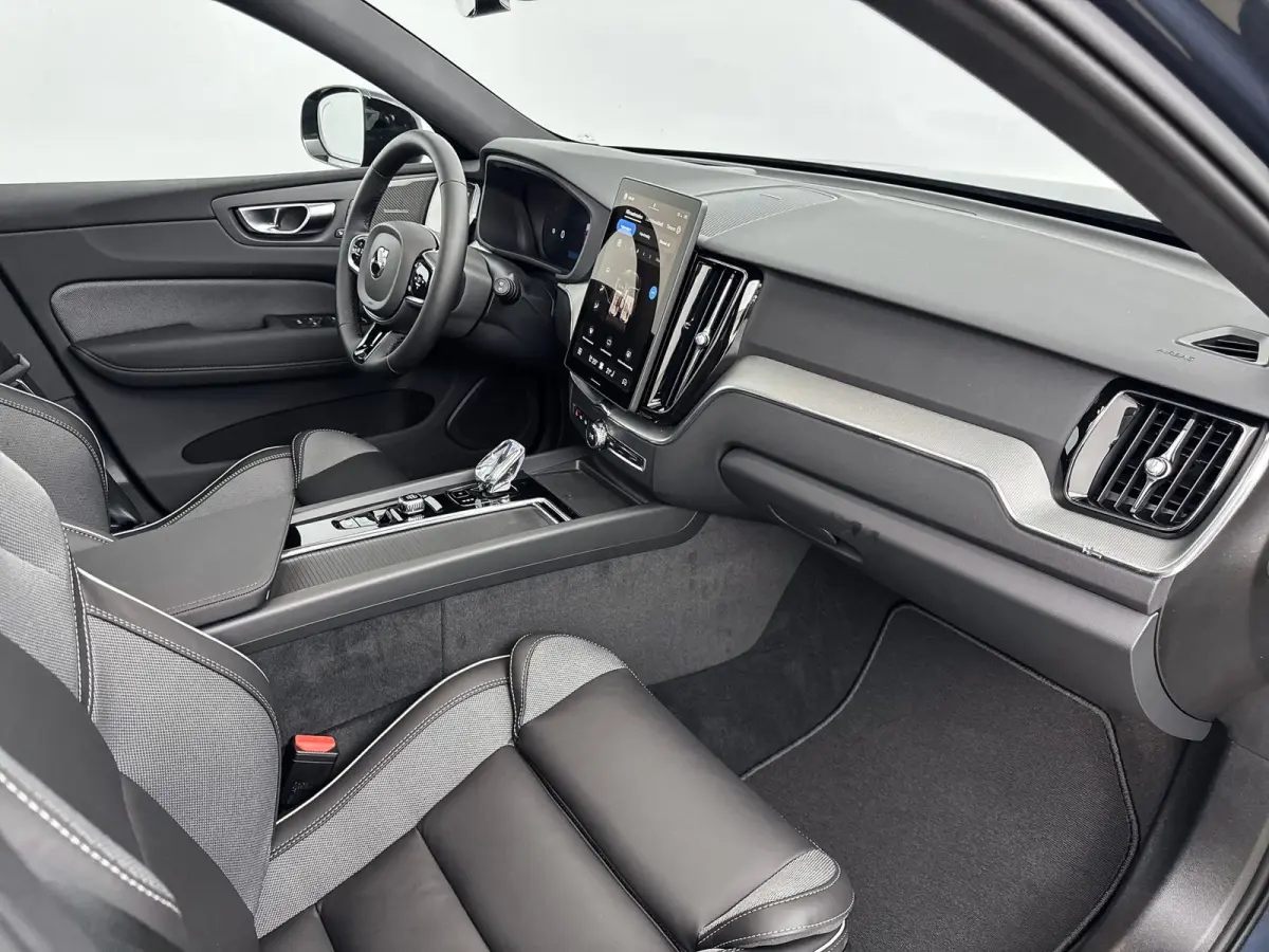 T6 Recharge Plus Black Edition | 21" | Luchtvering | Panoramadak | 360 Camera | Head-Up | Harman Kardon | Elektr. verst. Stoelen | Adaptieve Cruise | BLIS