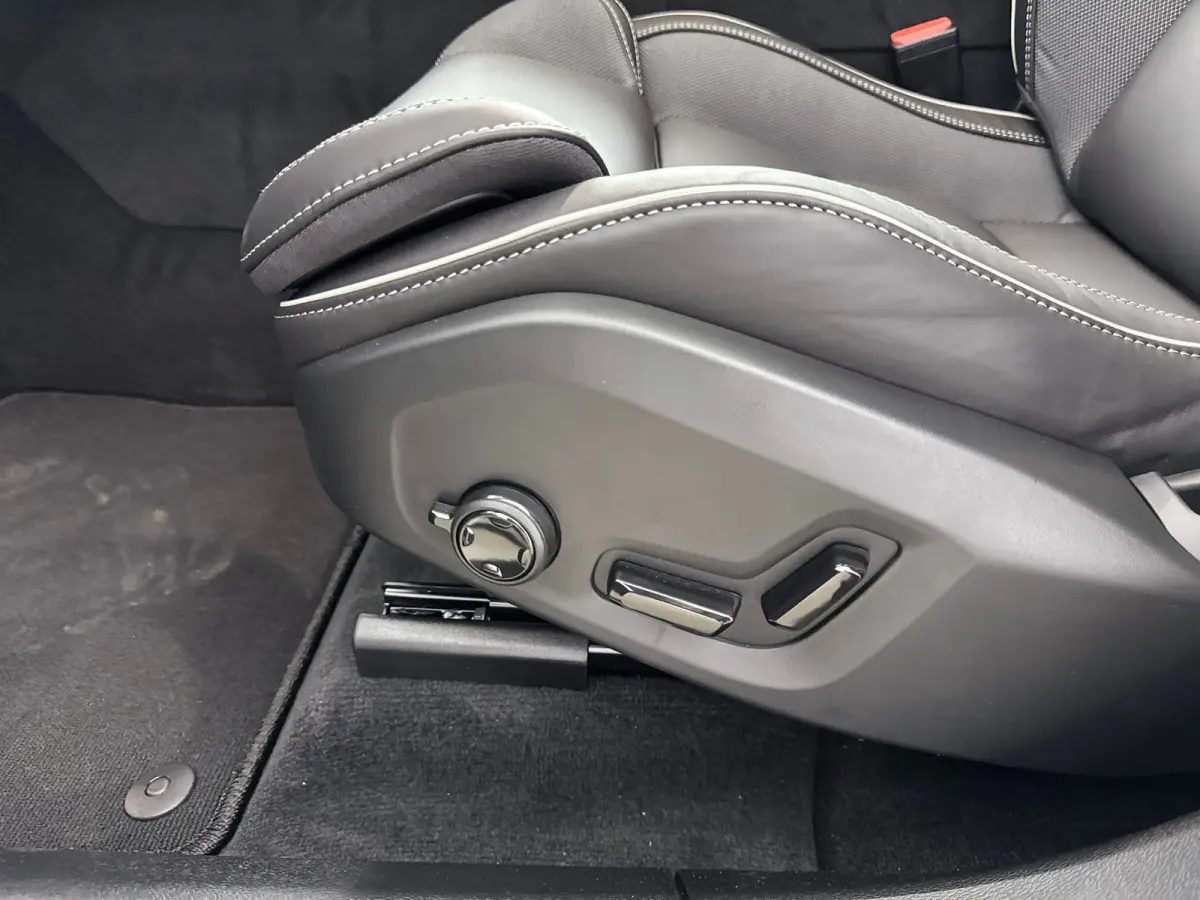 T6 Recharge Plus Black Edition | 21" | Luchtvering | Panoramadak | 360 Camera | Head-Up | Harman Kardon | Elektr. verst. Stoelen | Adaptieve Cruise | BLIS
