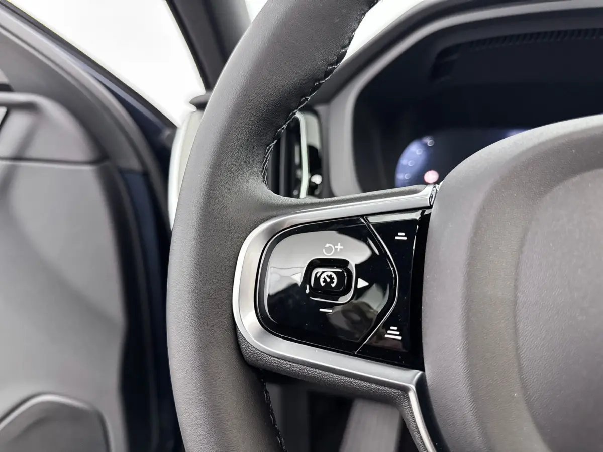 T6 Recharge Plus Black Edition | 21" | Luchtvering | Panoramadak | 360 Camera | Head-Up | Harman Kardon | Elektr. verst. Stoelen | Adaptieve Cruise | BLIS