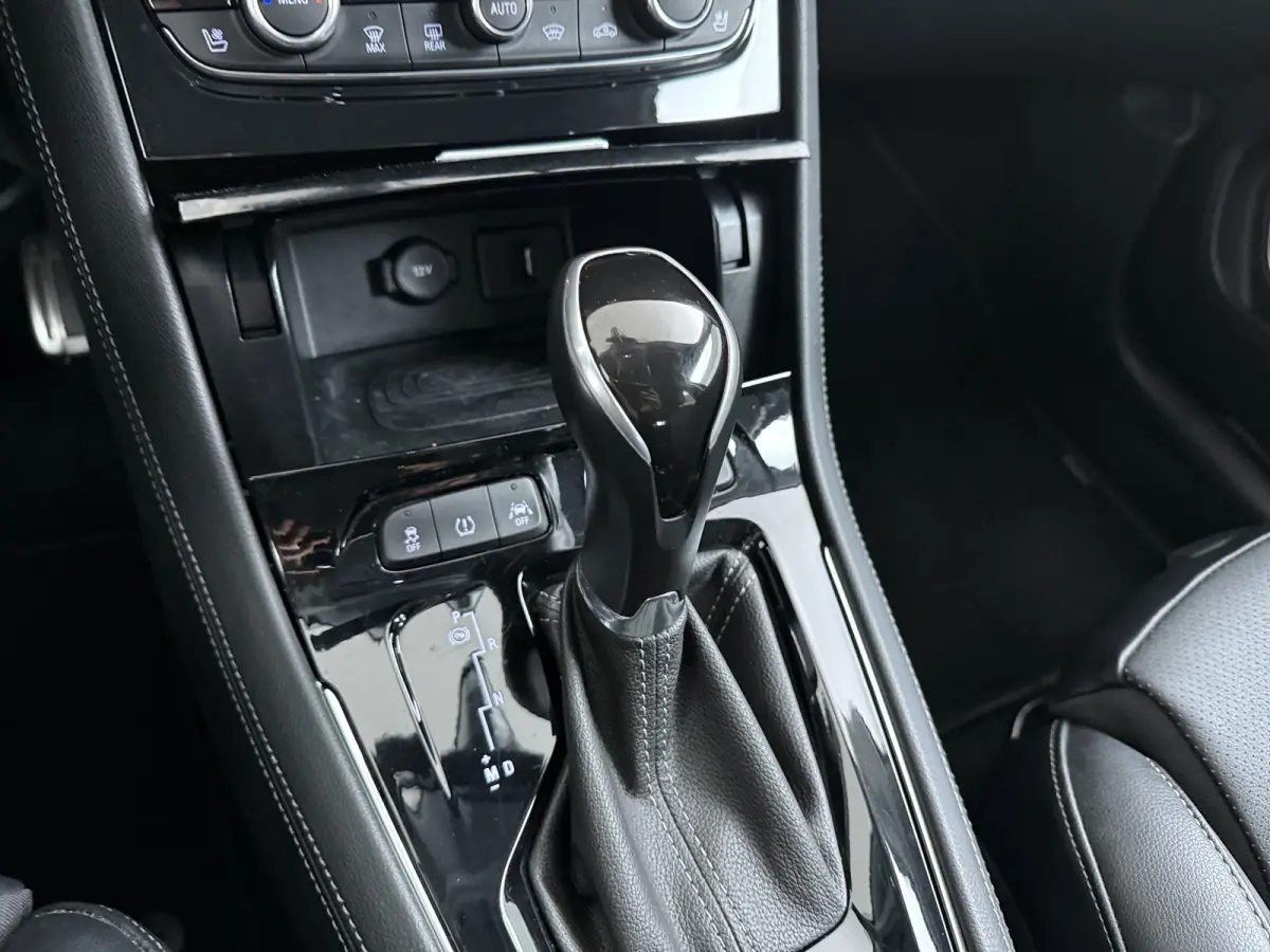 1.6 Turbo Ultimate / LEDER / Trekhaak / Navigatie / 360 Camera / Stuur -en stoelverwarmd / Stoelverkoeling / Elektr. Achterklep / Keyless / Parkeersensoren / 18'' LMV