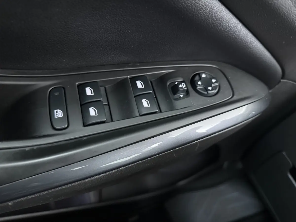 1.6 Turbo Ultimate / LEDER / Trekhaak / Navigatie / 360 Camera / Stuur -en stoelverwarmd / Stoelverkoeling / Elektr. Achterklep / Keyless / Parkeersensoren / 18'' LMV