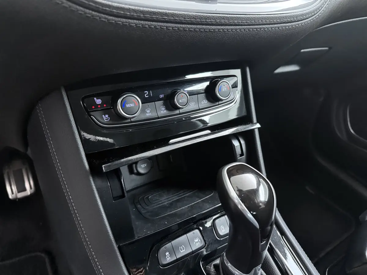 1.6 Turbo Ultimate / LEDER / Trekhaak / Navigatie / 360 Camera / Stuur -en stoelverwarmd / Stoelverkoeling / Elektr. Achterklep / Keyless / Parkeersensoren / 18'' LMV