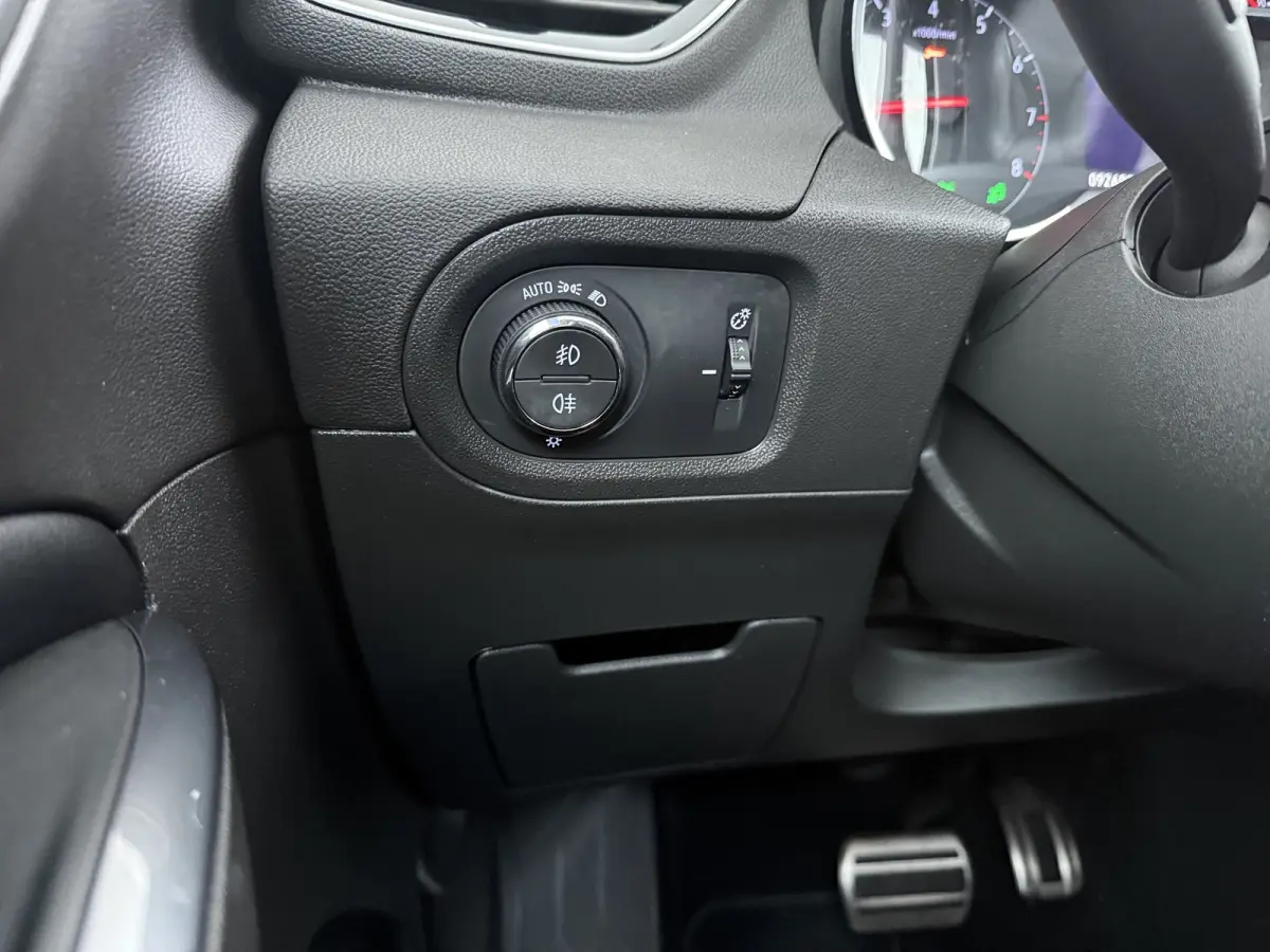 1.6 Turbo Ultimate / LEDER / Trekhaak / Navigatie / 360 Camera / Stuur -en stoelverwarmd / Stoelverkoeling / Elektr. Achterklep / Keyless / Parkeersensoren / 18'' LMV