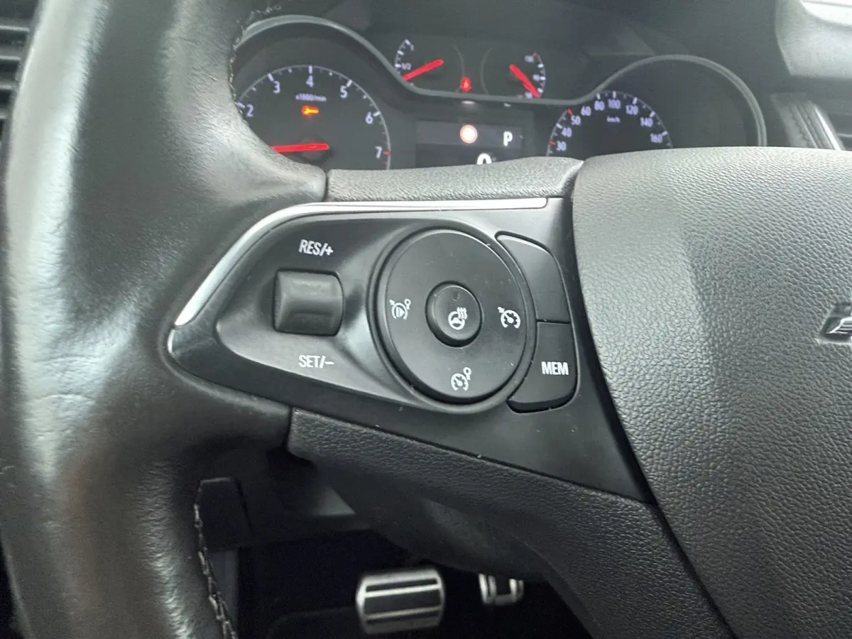 1.6 Turbo Ultimate / LEDER / Trekhaak / Navigatie / 360 Camera / Stuur -en stoelverwarmd / Stoelverkoeling / Elektr. Achterklep / Keyless / Parkeersensoren / 18'' LMV