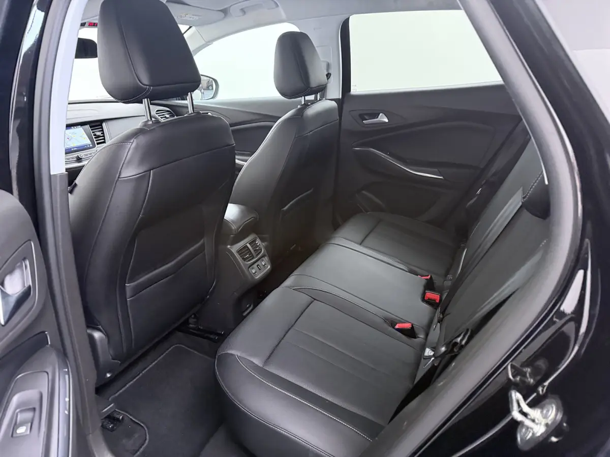 1.6 Turbo Ultimate / LEDER / Trekhaak / Navigatie / 360 Camera / Stuur -en stoelverwarmd / Stoelverkoeling / Elektr. Achterklep / Keyless / Parkeersensoren / 18'' LMV