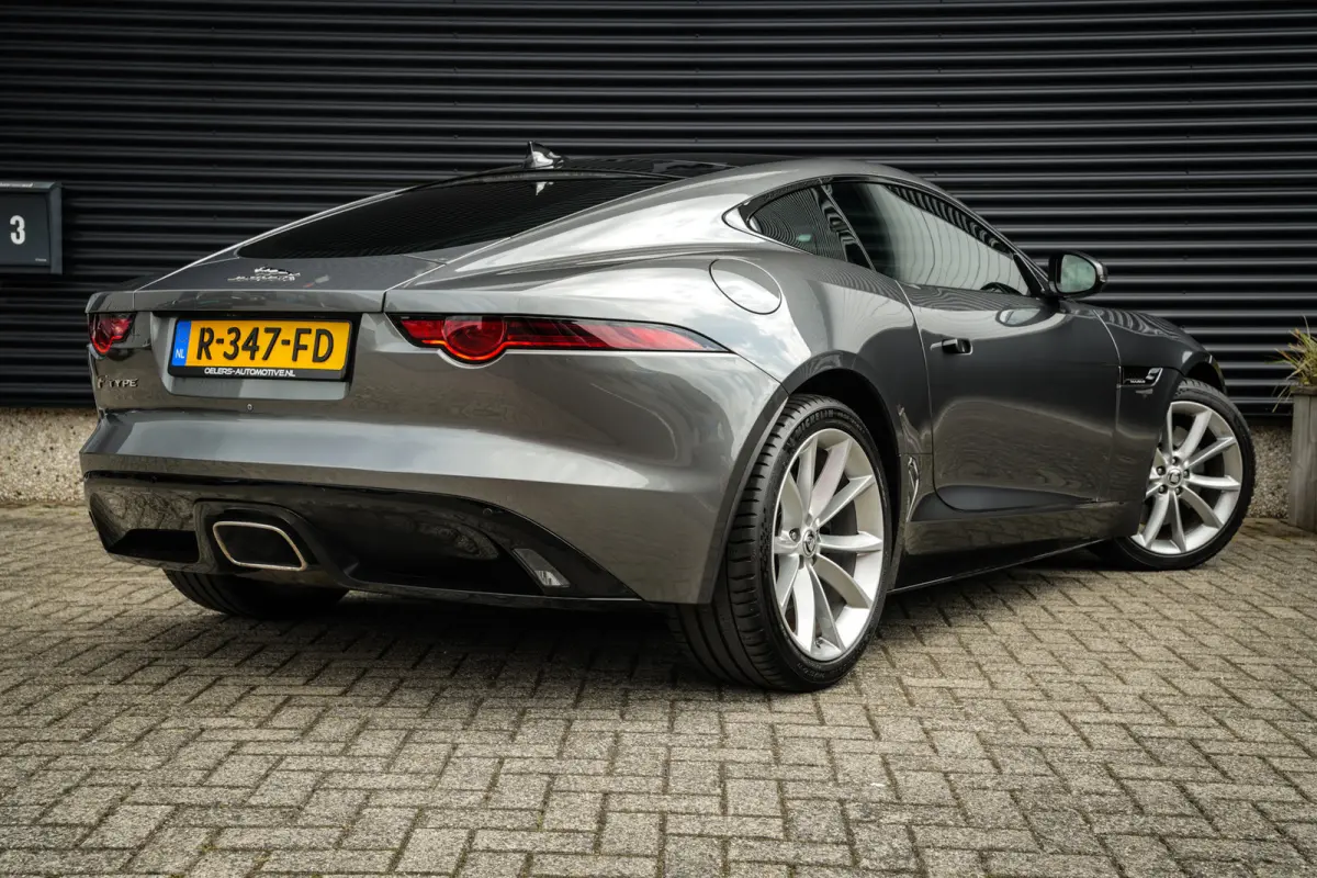 2.0T P300 R-Dynamic | LED | Panoramadak | Meridian Sound | PDC met Camera | Zeer Mooi! |
