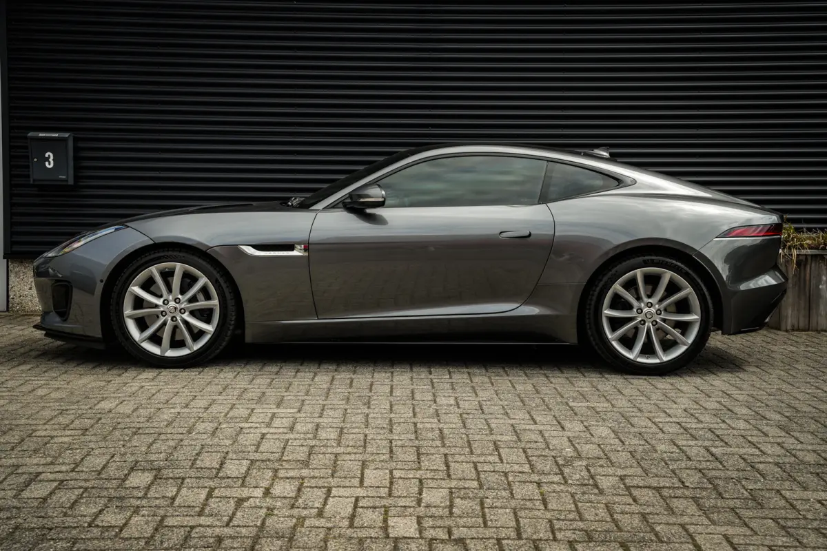 2.0T P300 R-Dynamic | LED | Panoramadak | Meridian Sound | PDC met Camera | Zeer Mooi! |