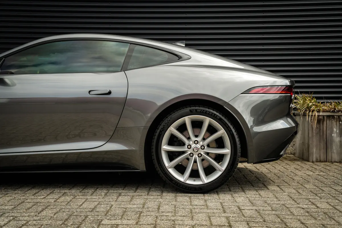 2.0T P300 R-Dynamic | LED | Panoramadak | Meridian Sound | PDC met Camera | Zeer Mooi! |