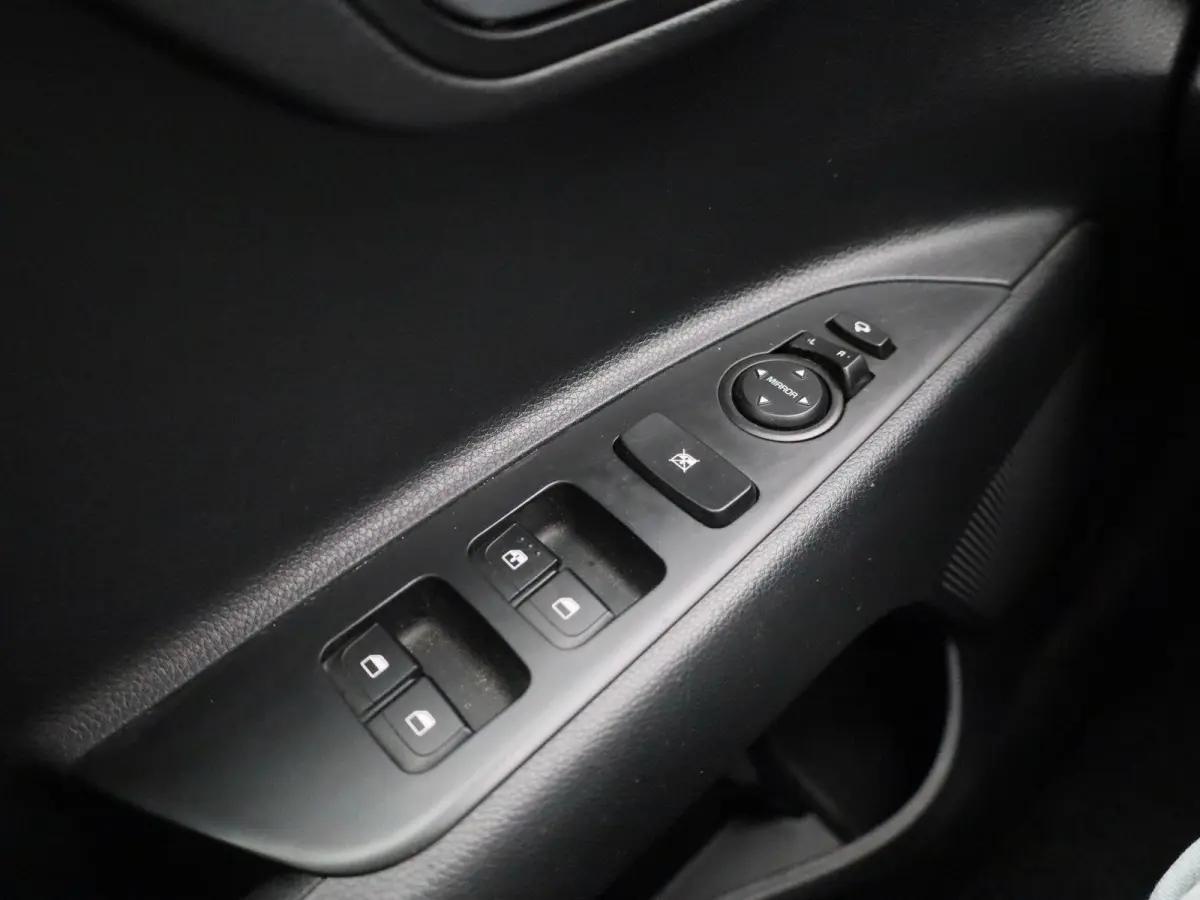 1.0 T 100PK More | Apple Carplay / Android Auto | Privacy Glass | Lichtmetalen Velgen | Camera |
