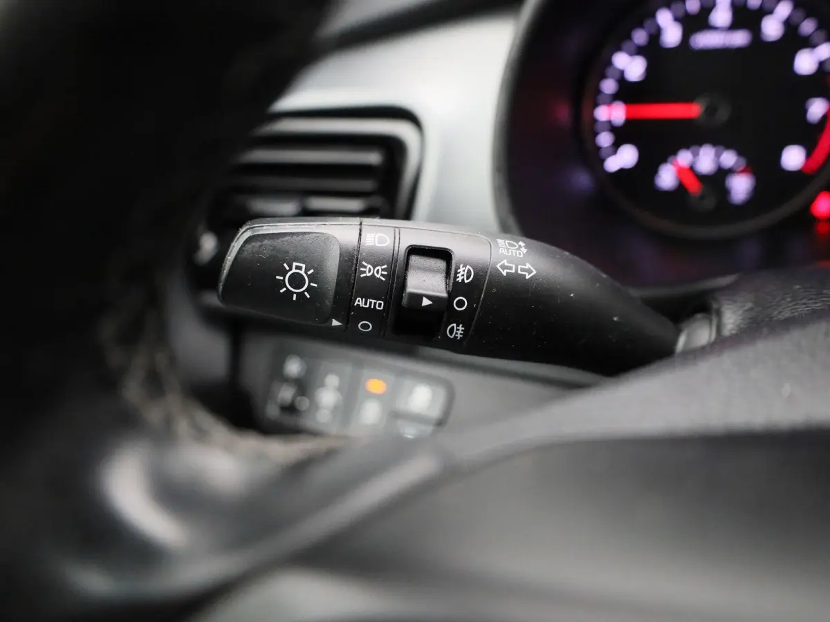 1.0 T 100PK More | Apple Carplay / Android Auto | Privacy Glass | Lichtmetalen Velgen | Camera |