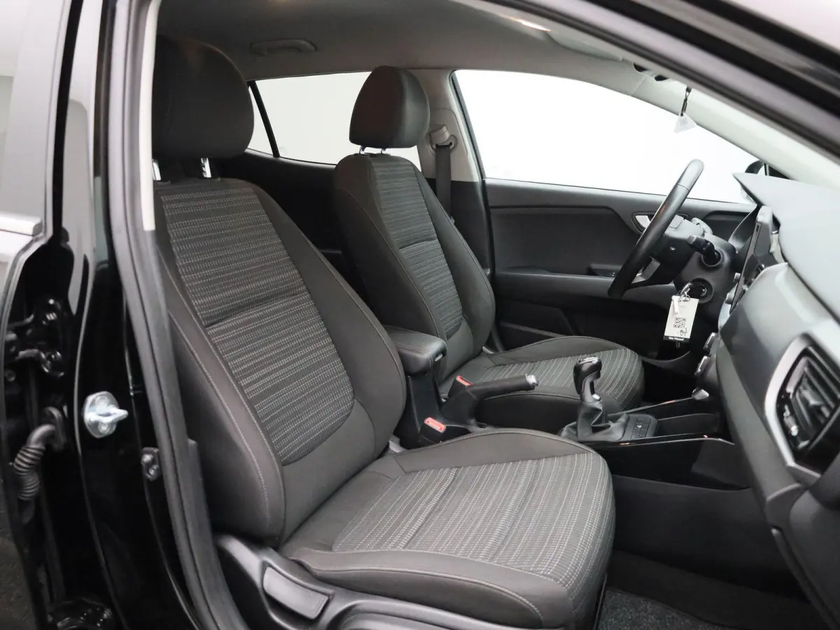 1.0 T 100PK More | Apple Carplay / Android Auto | Privacy Glass | Lichtmetalen Velgen | Camera |