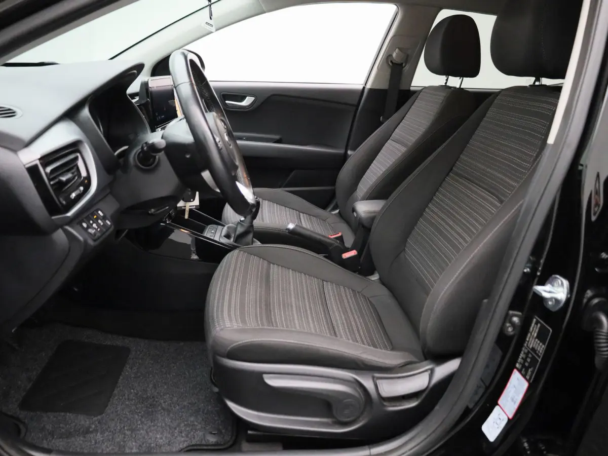1.0 T 100PK More | Apple Carplay / Android Auto | Privacy Glass | Lichtmetalen Velgen | Camera |