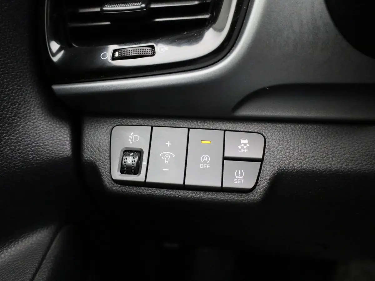 1.0 T 100PK More | Apple Carplay / Android Auto | Privacy Glass | Lichtmetalen Velgen | Camera |