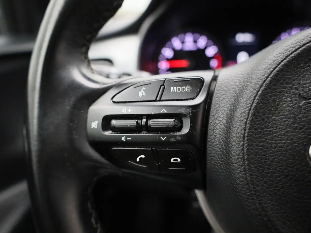 1.0 T 100PK More | Apple Carplay / Android Auto | Privacy Glass | Lichtmetalen Velgen | Camera |
