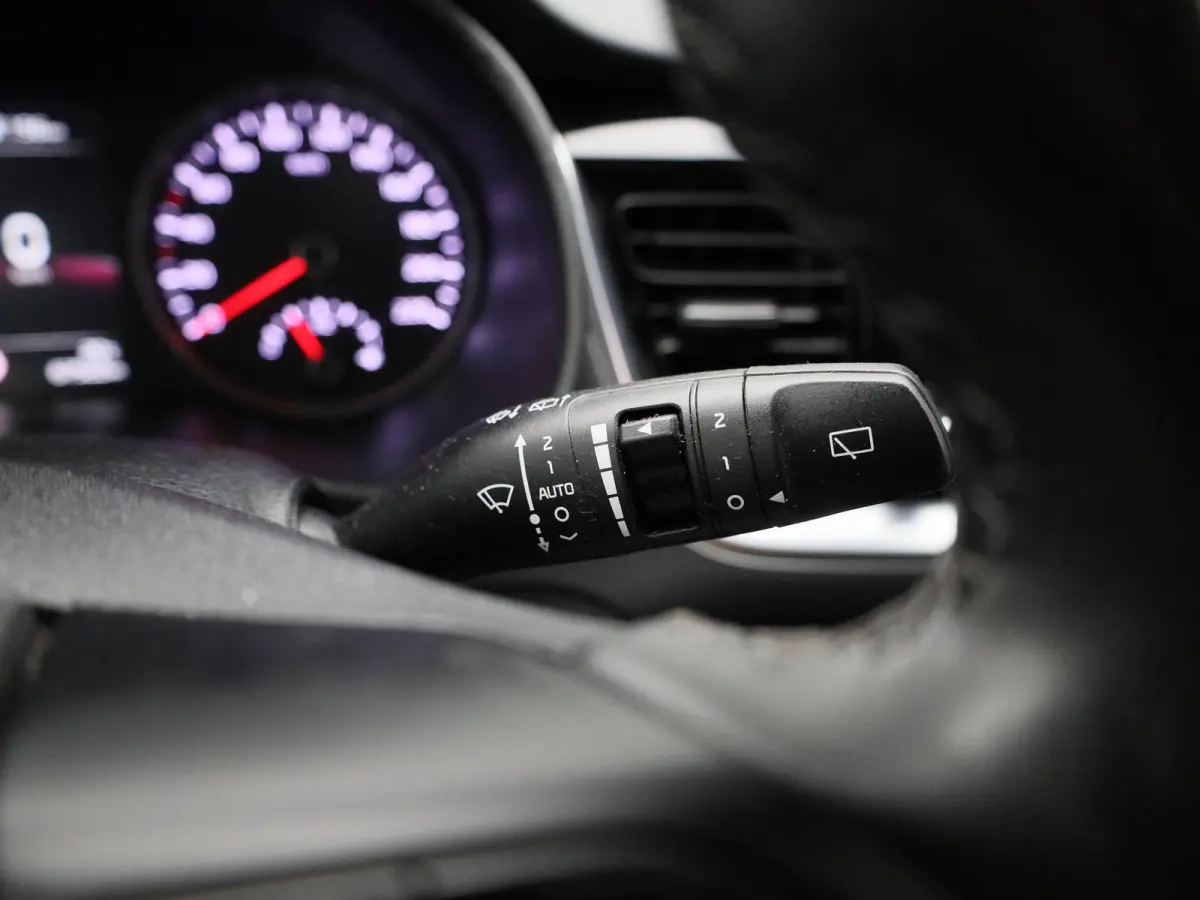 1.0 T 100PK More | Apple Carplay / Android Auto | Privacy Glass | Lichtmetalen Velgen | Camera |