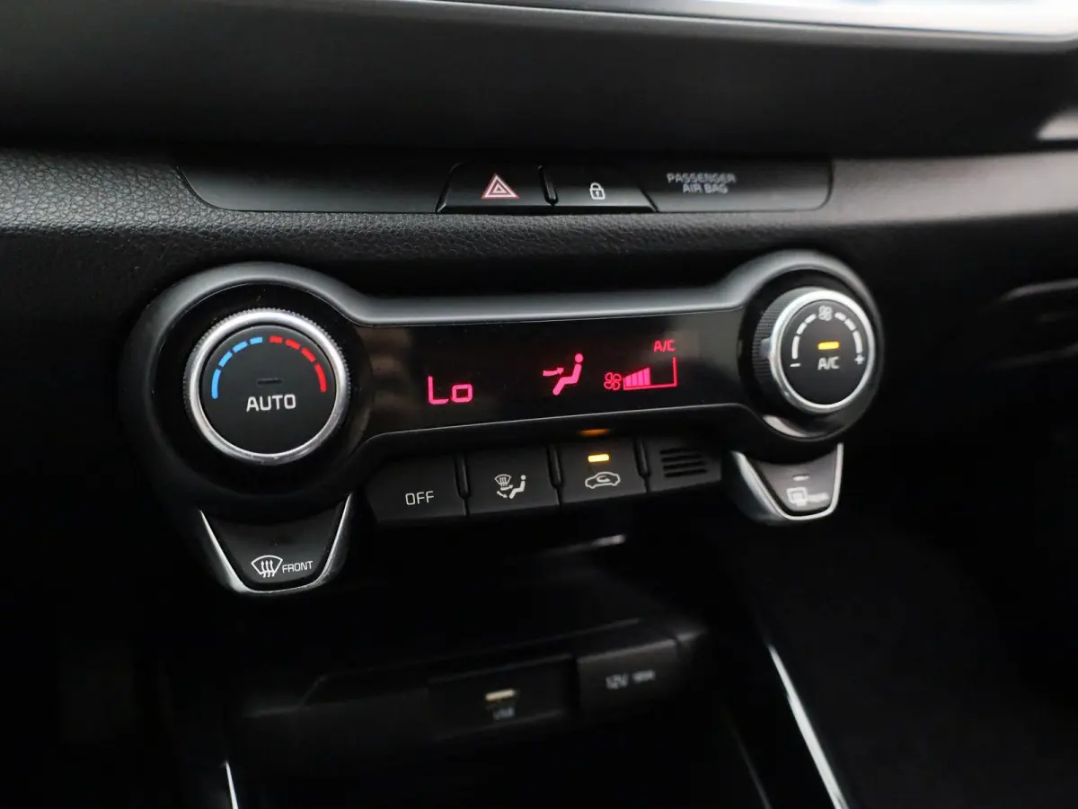 1.0 T 100PK More | Apple Carplay / Android Auto | Privacy Glass | Lichtmetalen Velgen | Camera |