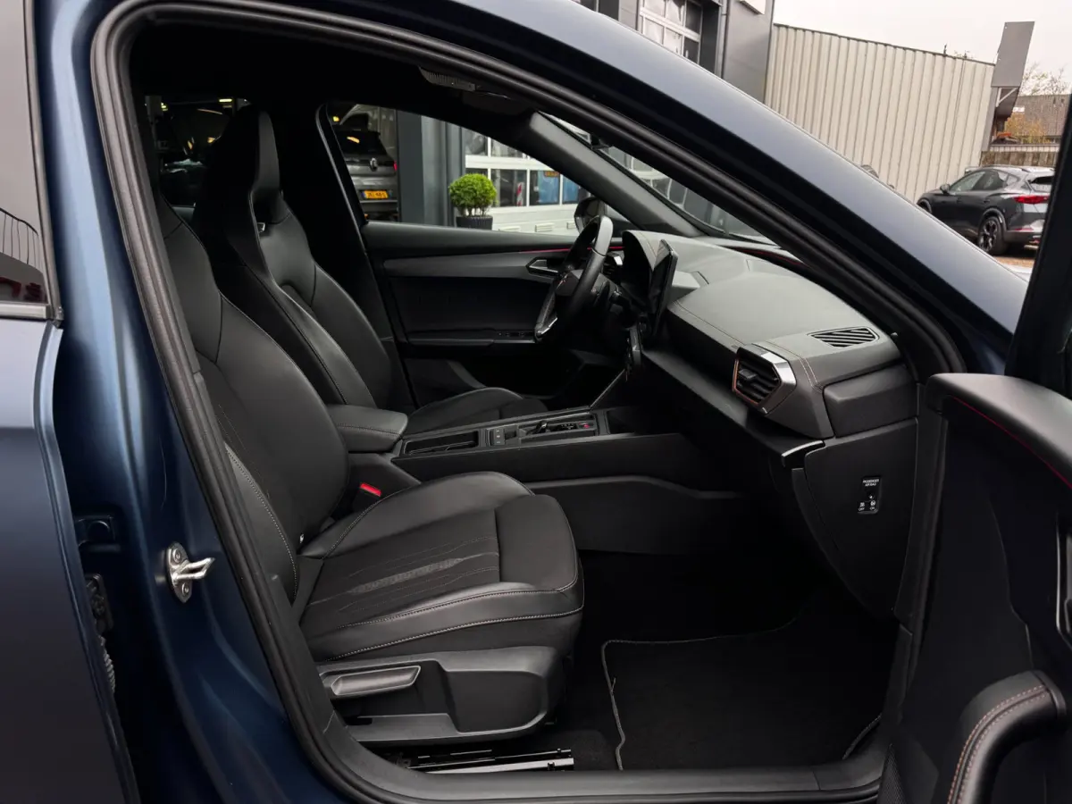1.4 e-Hybrid Business | 95% SOH | Petrol Blue Matt | Sportstoelen + Memory | Camera | Winter Pack