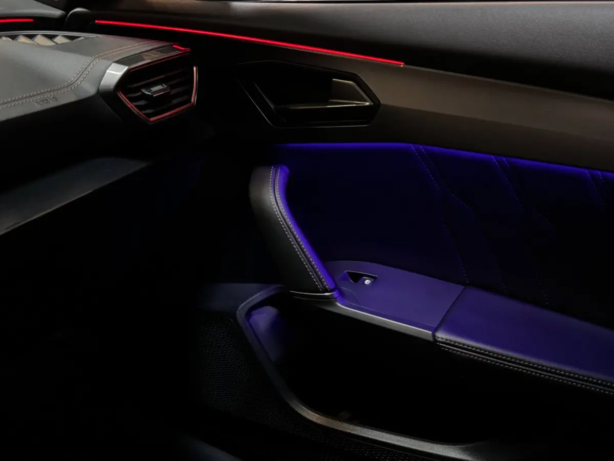 1.4 e-Hybrid Business | 95% SOH | Petrol Blue Matt | Sportstoelen + Memory | Camera | Winter Pack