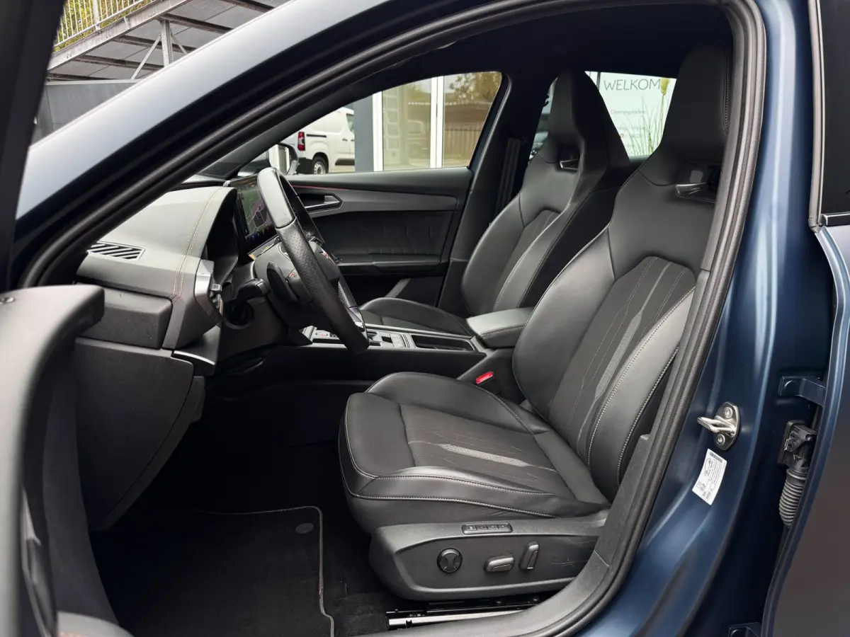 1.4 e-Hybrid Business | 95% SOH | Petrol Blue Matt | Sportstoelen + Memory | Camera | Winter Pack
