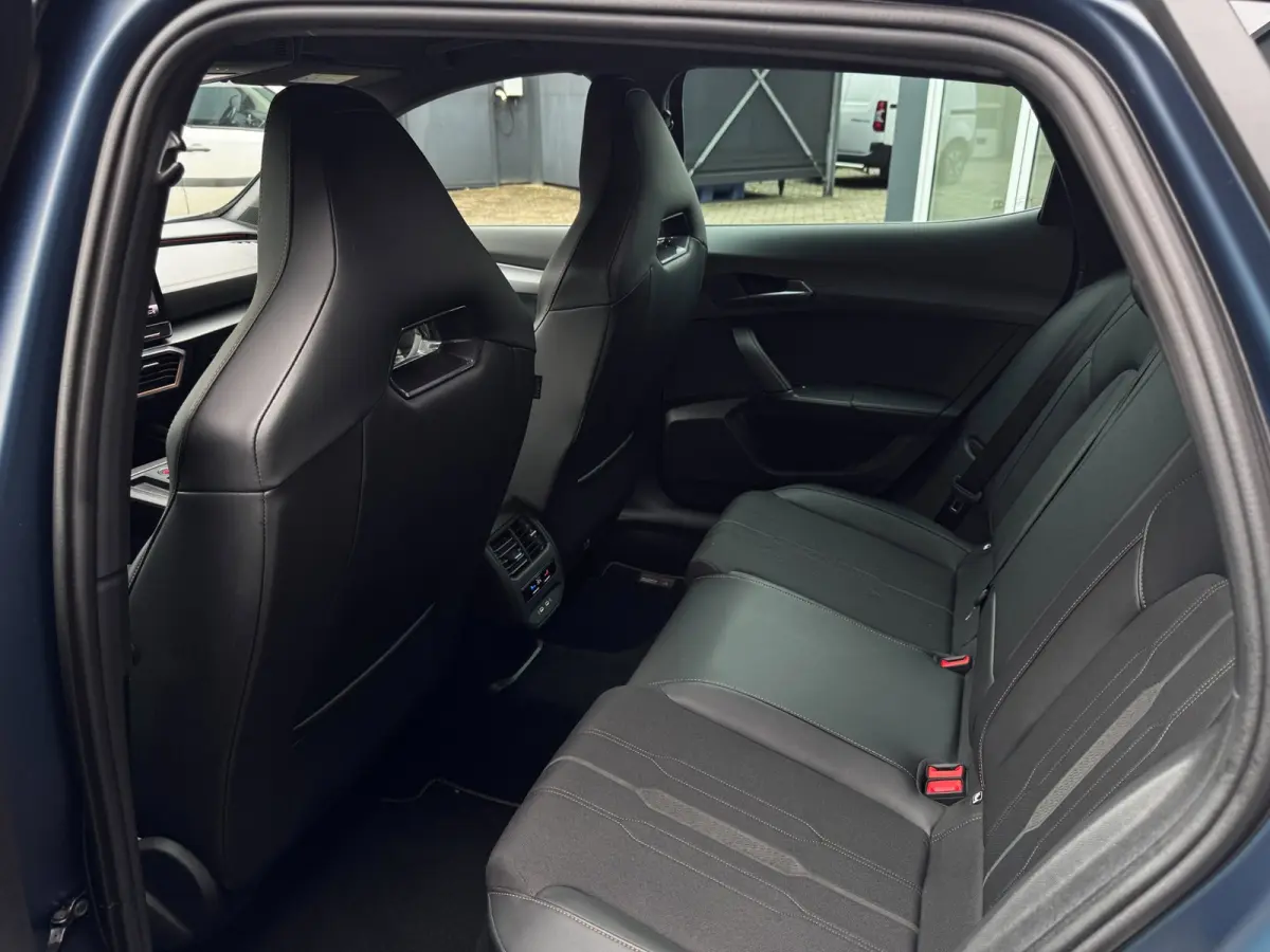 1.4 e-Hybrid Business | 95% SOH | Petrol Blue Matt | Sportstoelen + Memory | Camera | Winter Pack