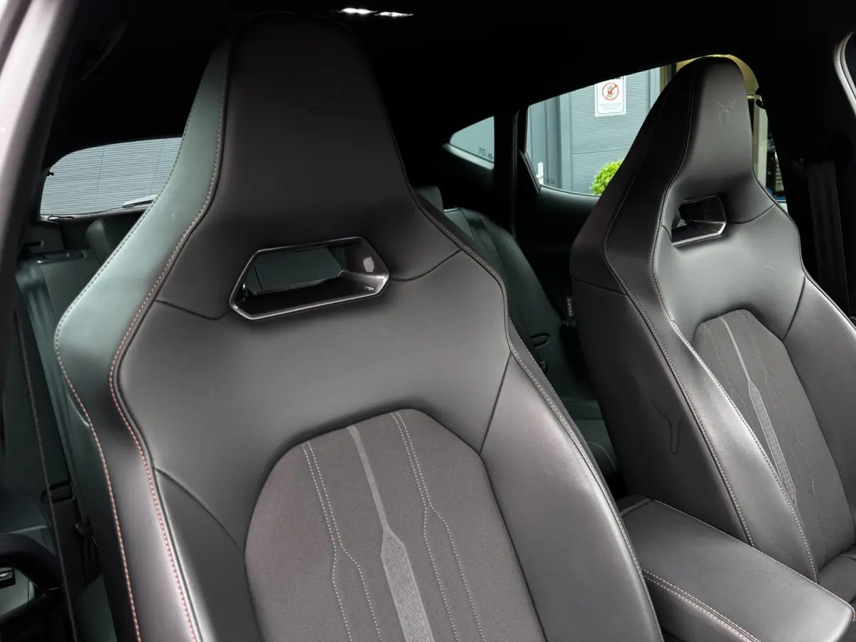 1.4 e-Hybrid Business | 95% SOH | Petrol Blue Matt | Sportstoelen + Memory | Camera | Winter Pack
