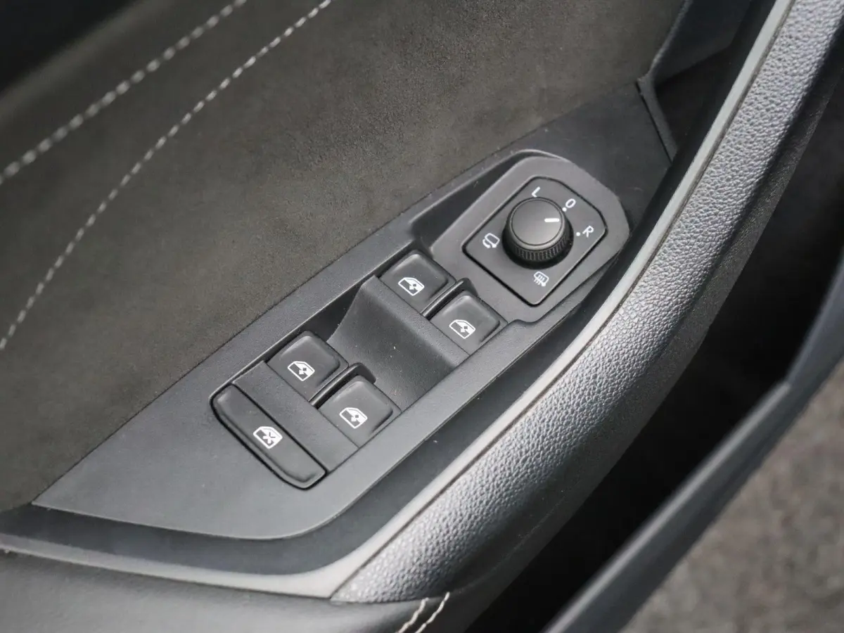 1.5 TSI Sportline Business | Trekhaak wegklapbaar | 1800KG Trekgewicht | Stoelverwarming |