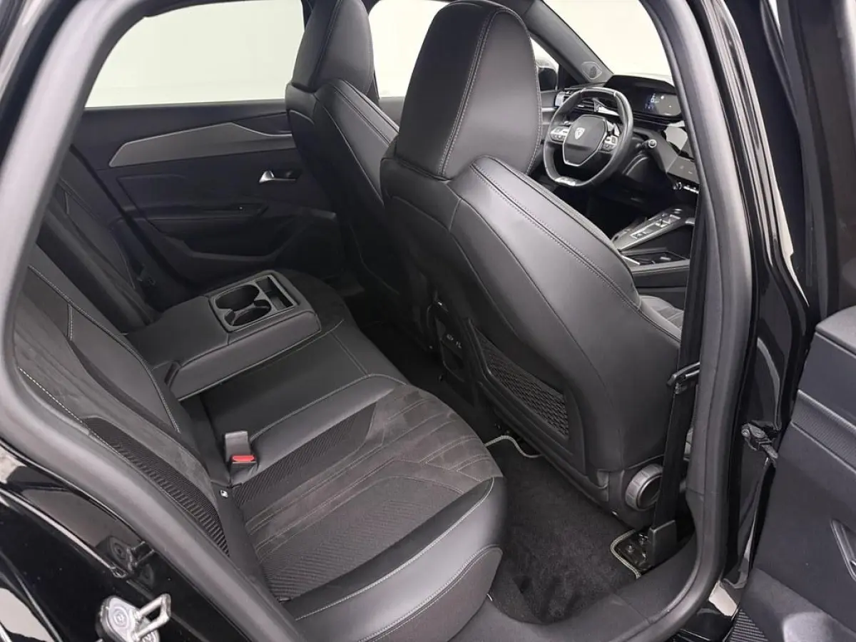 1.6 Plug-in Hybrid 180 GT Pano/Trekhaak/Alcantara/ 18inch/Led/Nav/Ecc/360.Camera