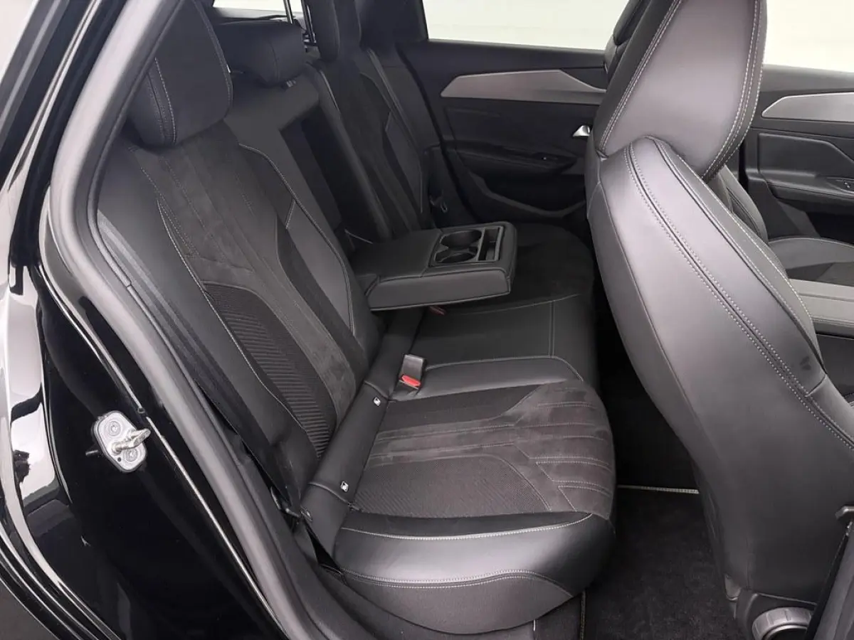 1.6 Plug-in Hybrid 180 GT Pano/Trekhaak/Alcantara/ 18inch/Led/Nav/Ecc/360.Camera