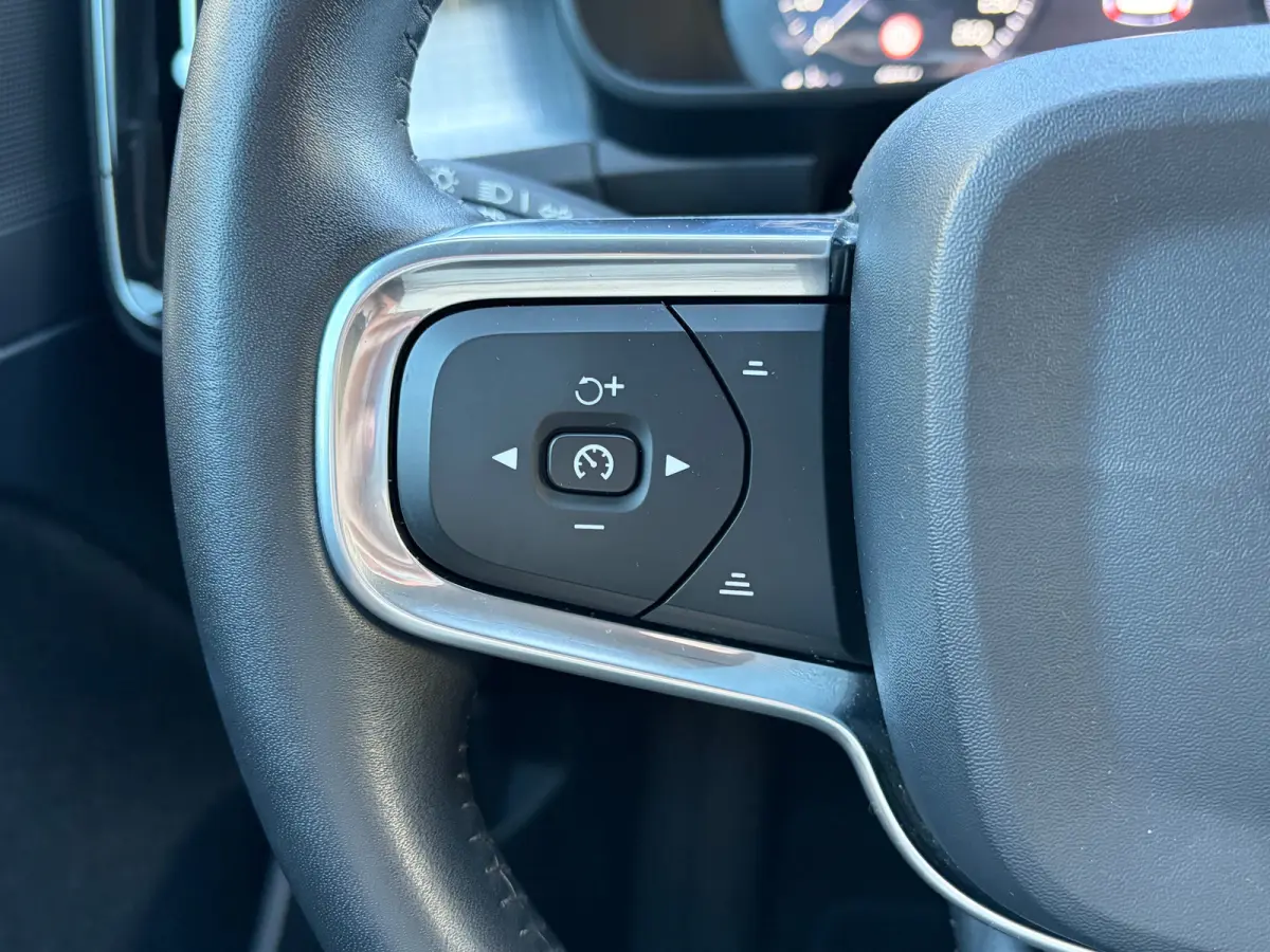 1.5 T3 163 PK Momentum Pro Automaat | ADAPTIEVE CRUISE CONTROL| STOELVERWARMING| ELEK. KOFFERKLEP| KEYLESS| NAVIGATIE + APPLE CARPLAY/ANDROID AUTO| PARKEERSENSOREN| LED| DAB| VOORSTOELEN IN 