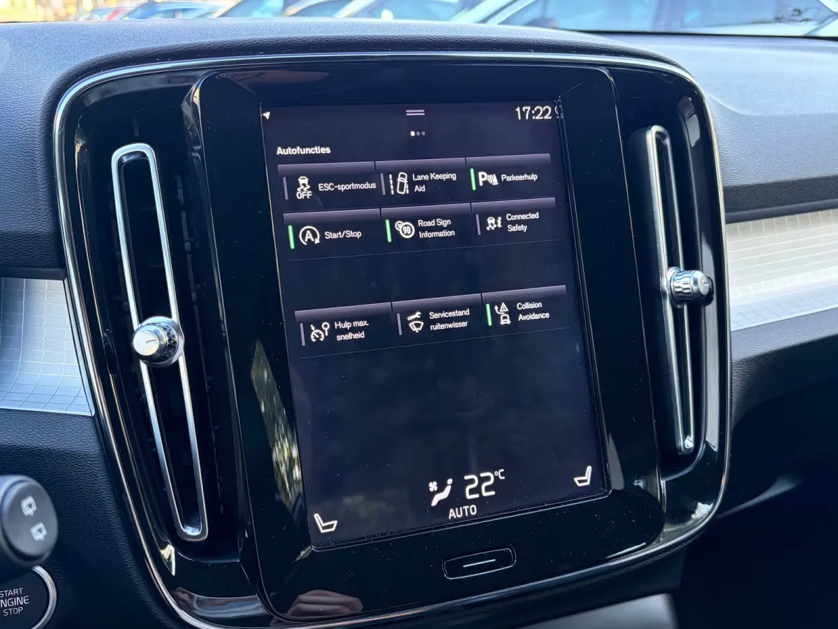 1.5 T3 163 PK Momentum Pro Automaat | ADAPTIEVE CRUISE CONTROL| STOELVERWARMING| ELEK. KOFFERKLEP| KEYLESS| NAVIGATIE + APPLE CARPLAY/ANDROID AUTO| PARKEERSENSOREN| LED| DAB| VOORSTOELEN IN 