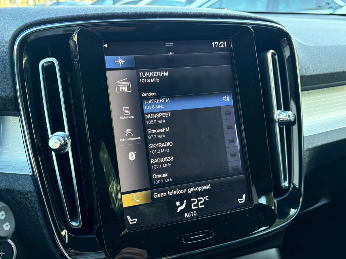 1.5 T3 163 PK Momentum Pro Automaat | ADAPTIEVE CRUISE CONTROL| STOELVERWARMING| ELEK. KOFFERKLEP| KEYLESS| NAVIGATIE + APPLE CARPLAY/ANDROID AUTO| PARKEERSENSOREN| LED| DAB| VOORSTOELEN IN 