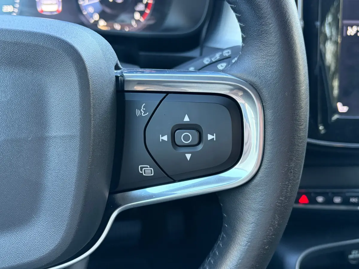 1.5 T3 163 PK Momentum Pro Automaat | ADAPTIEVE CRUISE CONTROL| STOELVERWARMING| ELEK. KOFFERKLEP| KEYLESS| NAVIGATIE + APPLE CARPLAY/ANDROID AUTO| PARKEERSENSOREN| LED| DAB| VOORSTOELEN IN 