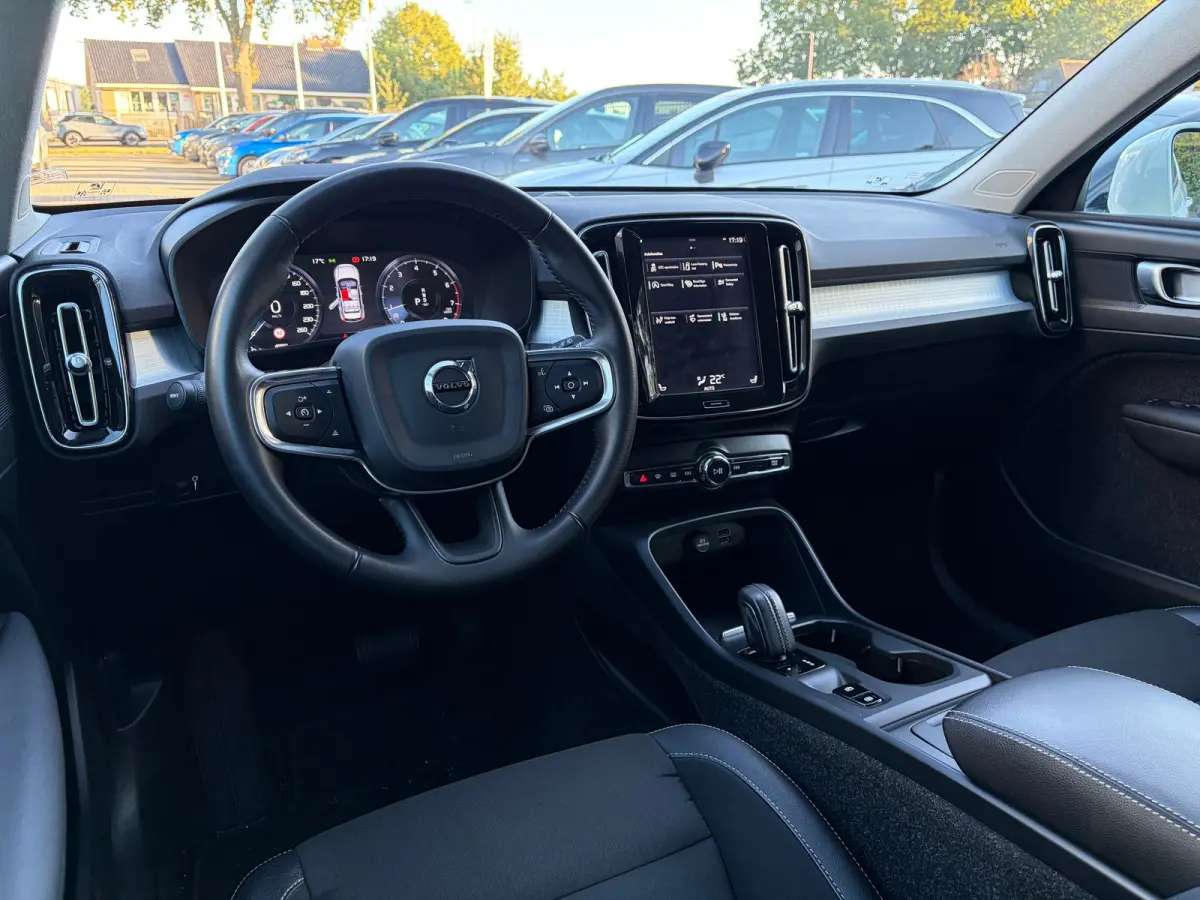 1.5 T3 163 PK Momentum Pro Automaat | ADAPTIEVE CRUISE CONTROL| STOELVERWARMING| ELEK. KOFFERKLEP| KEYLESS| NAVIGATIE + APPLE CARPLAY/ANDROID AUTO| PARKEERSENSOREN| LED| DAB| VOORSTOELEN IN 