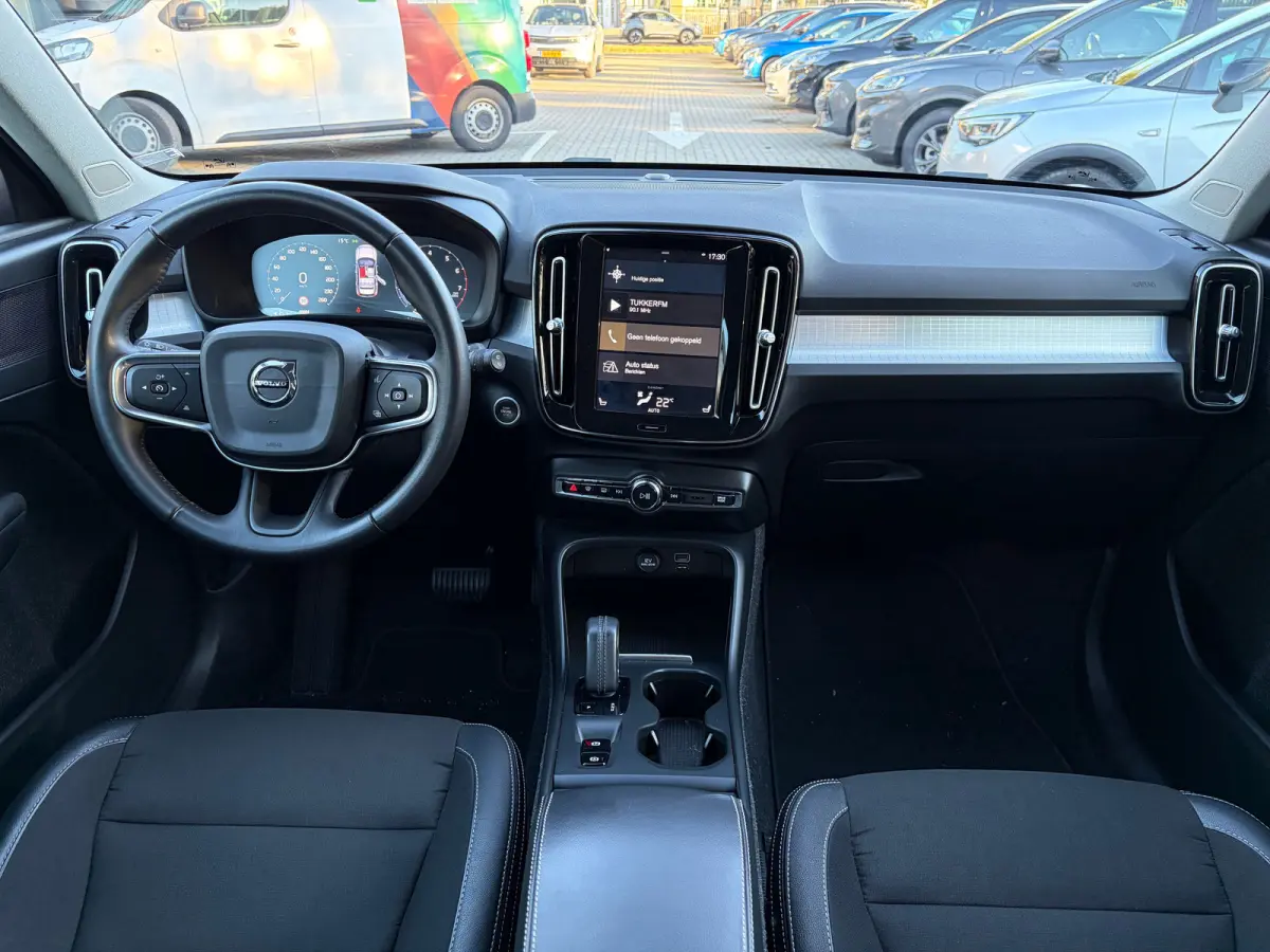 1.5 T3 163 PK Momentum Pro Automaat | ADAPTIEVE CRUISE CONTROL| STOELVERWARMING| ELEK. KOFFERKLEP| KEYLESS| NAVIGATIE + APPLE CARPLAY/ANDROID AUTO| PARKEERSENSOREN| LED| DAB| VOORSTOELEN IN 