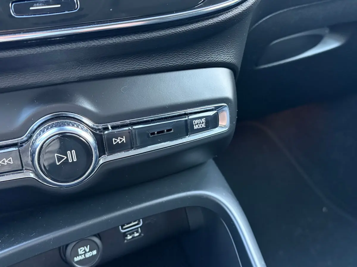 1.5 T3 163 PK Momentum Pro Automaat | ADAPTIEVE CRUISE CONTROL| STOELVERWARMING| ELEK. KOFFERKLEP| KEYLESS| NAVIGATIE + APPLE CARPLAY/ANDROID AUTO| PARKEERSENSOREN| LED| DAB| VOORSTOELEN IN 