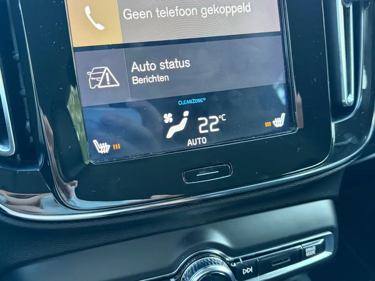 1.5 T3 163 PK Momentum Pro Automaat | ADAPTIEVE CRUISE CONTROL| STOELVERWARMING| ELEK. KOFFERKLEP| KEYLESS| NAVIGATIE + APPLE CARPLAY/ANDROID AUTO| PARKEERSENSOREN| LED| DAB| VOORSTOELEN IN 