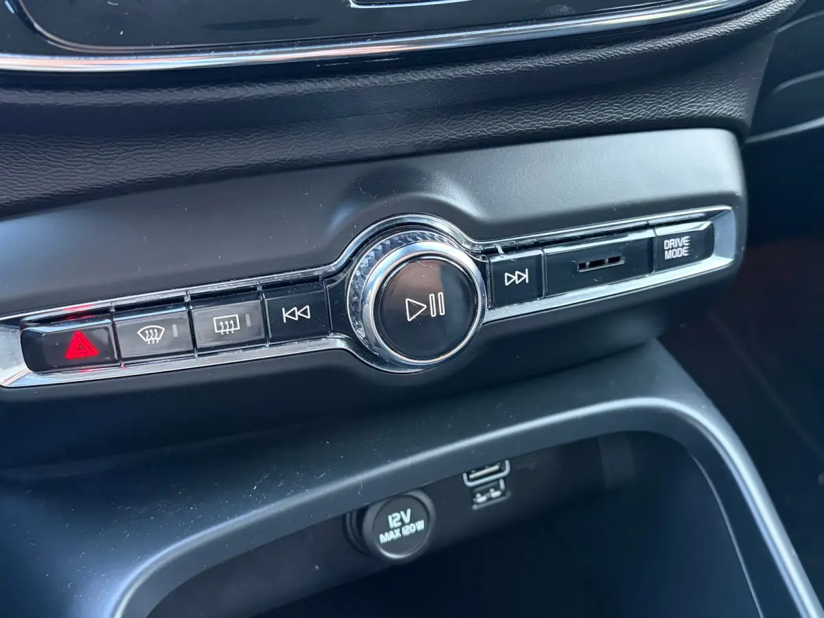 1.5 T3 163 PK Momentum Pro Automaat | ADAPTIEVE CRUISE CONTROL| STOELVERWARMING| ELEK. KOFFERKLEP| KEYLESS| NAVIGATIE + APPLE CARPLAY/ANDROID AUTO| PARKEERSENSOREN| LED| DAB| VOORSTOELEN IN 