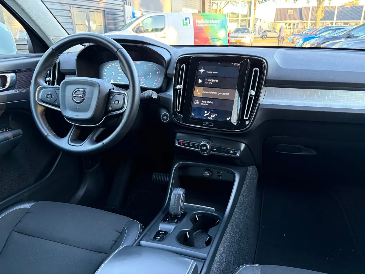 1.5 T3 163 PK Momentum Pro Automaat | ADAPTIEVE CRUISE CONTROL| STOELVERWARMING| ELEK. KOFFERKLEP| KEYLESS| NAVIGATIE + APPLE CARPLAY/ANDROID AUTO| PARKEERSENSOREN| LED| DAB| VOORSTOELEN IN 